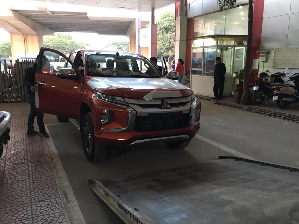 Mitsubishi Triton 2019 màu cam 2