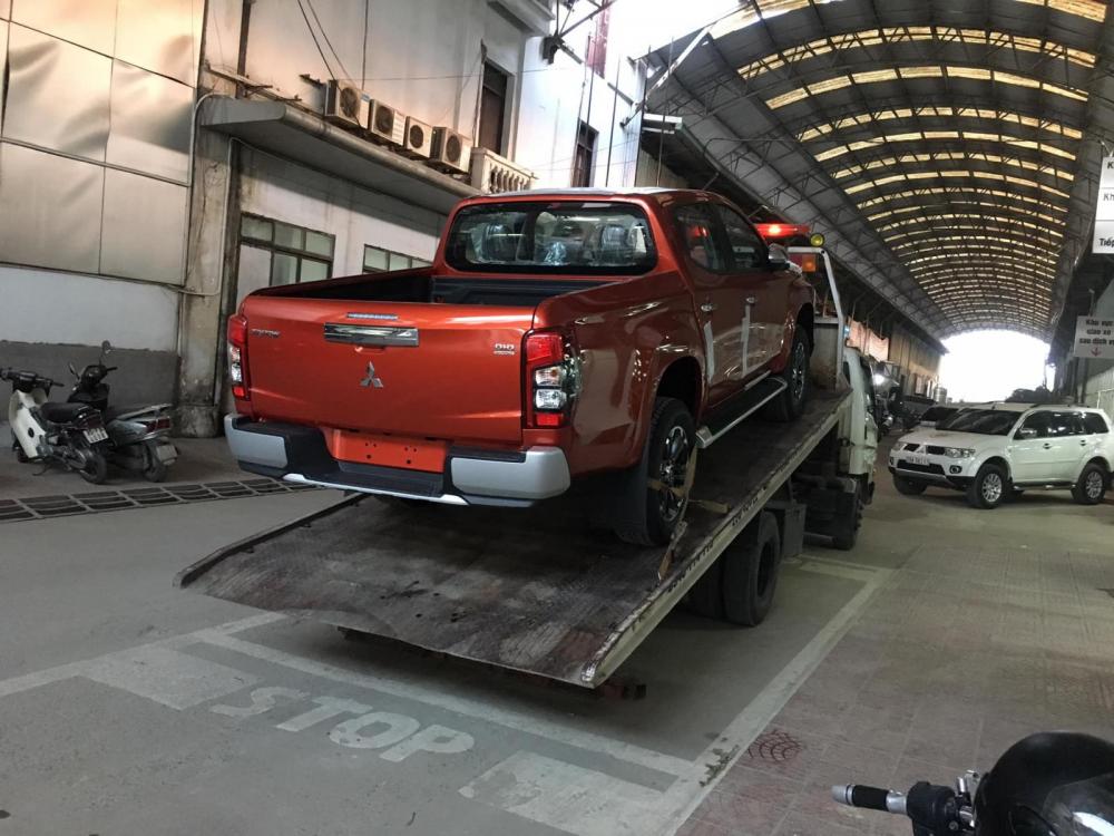Đuôi xe Mitsubishi Triton 2019 tại đại lý Hà Nội