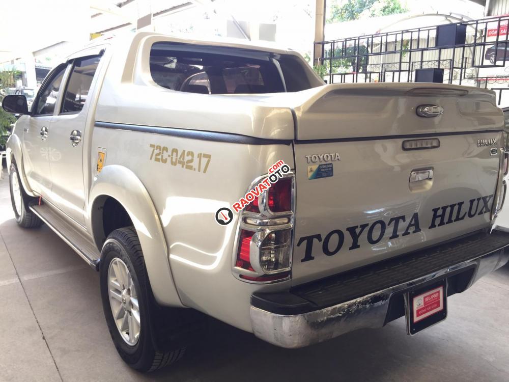 Bán Toyota Hilux 2.4E đời 2014, màu bạc, xe bán tải máy dầu, số sàn, giá còn thương lượng-3