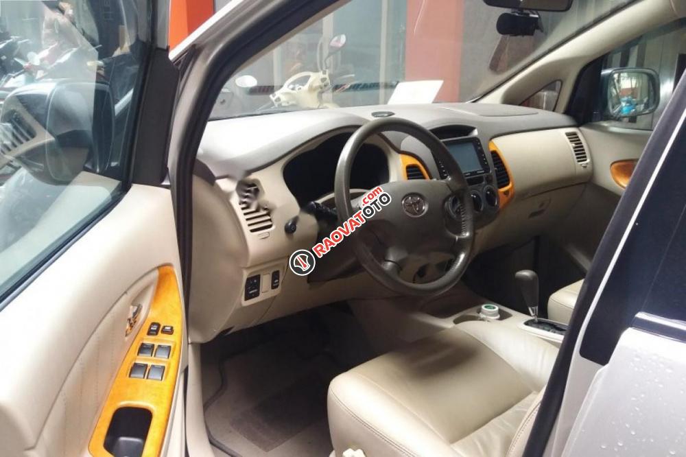 Cần bán lại xe Toyota Innova 2.0V năm sản xuất 2009, màu bạc-1