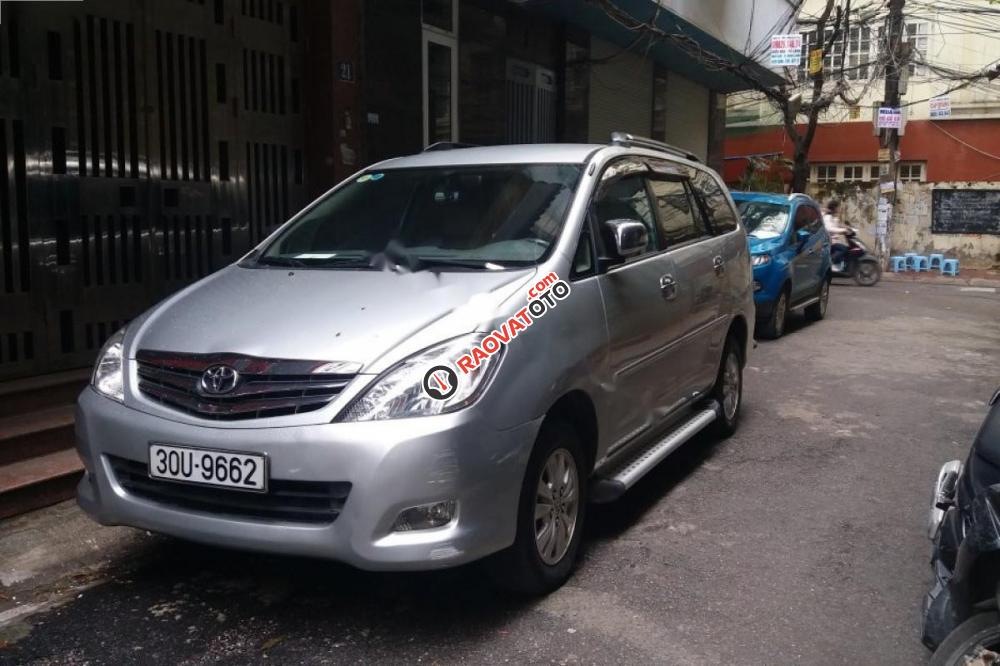 Cần bán lại xe Toyota Innova 2.0V năm sản xuất 2009, màu bạc-2