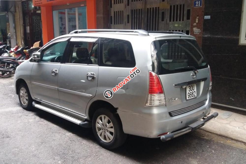 Cần bán lại xe Toyota Innova 2.0V năm sản xuất 2009, màu bạc-3
