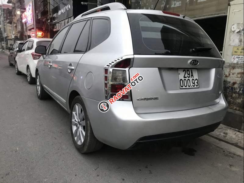 Cần bán lại xe Kia Carens MT năm 2011, màu bạc xe gia đình-4