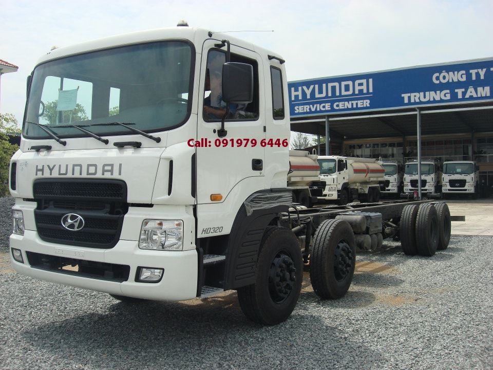 Cần bán Hyundai HD320-18T, màu trắng, xe nhập-0