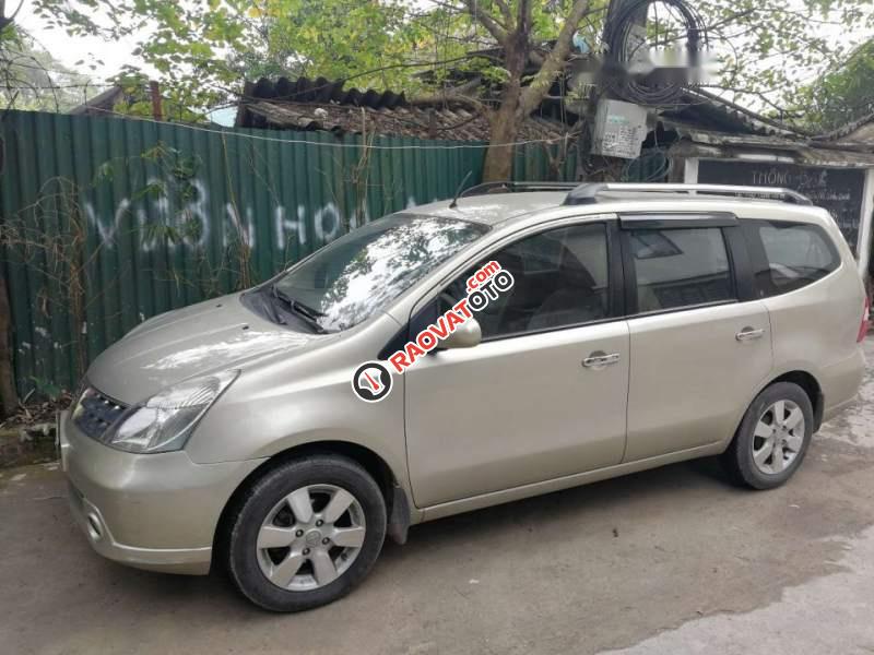 Cần bán xe Nissan Grand livina 1.8AT 2010, màu vàng xe gia đình giá cạnh tranh-1