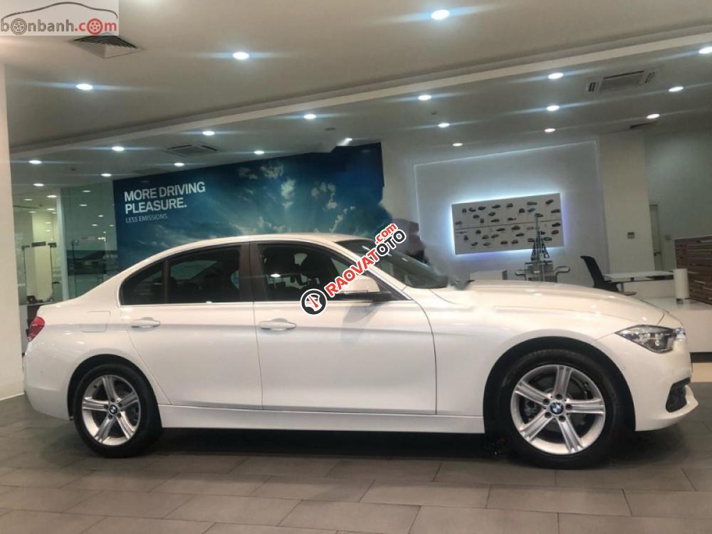 Cần bán BMW 320i năm sản xuất 2017, màu trắng, xe nhập-0