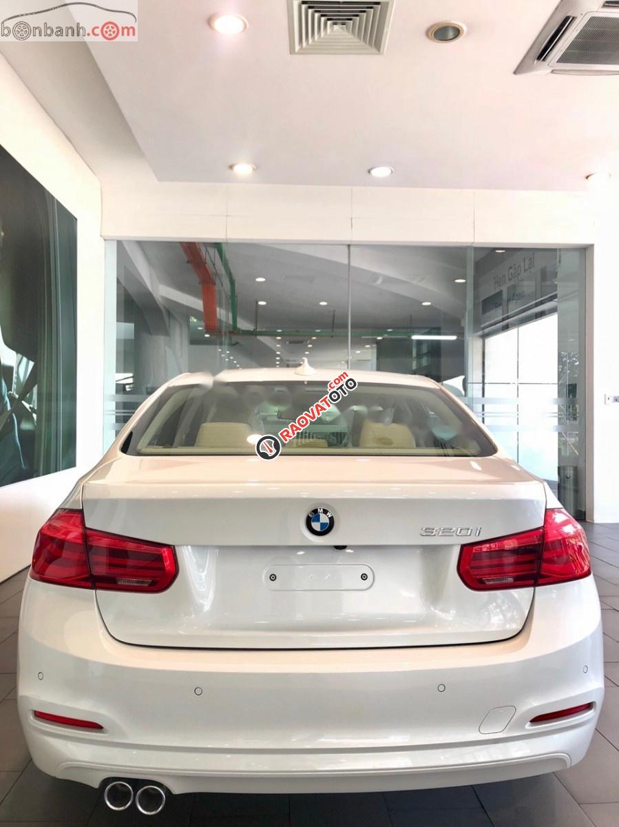 Cần bán BMW 320i năm sản xuất 2017, màu trắng, xe nhập-1