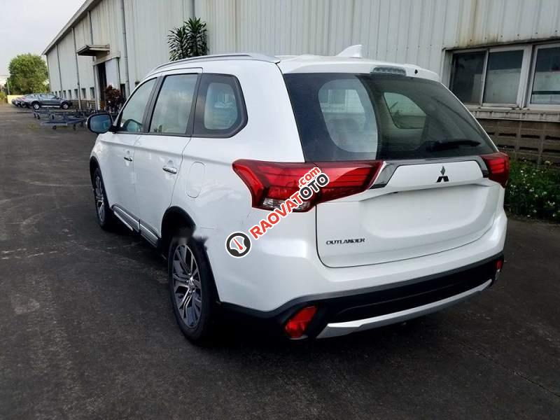 Cần bán xe Mitsubishi Outlander 2.0 CVT năm 2017, màu trắng, 805 triệu-3