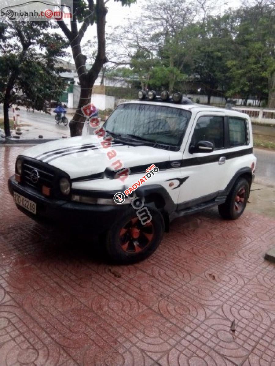 Cần bán gấp Ssangyong Korando sản xuất 2002, màu trắng, xe nhập-1