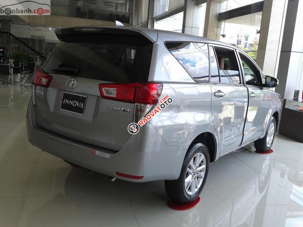 Cần bán xe Toyota Innova 2.0E năm 2019, màu bạc-3