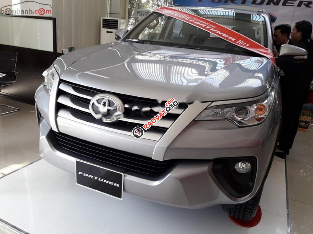 Bán Toyota Fortuner 2.4G 4x2 MT đời 2019, màu bạc, xe nhập -0