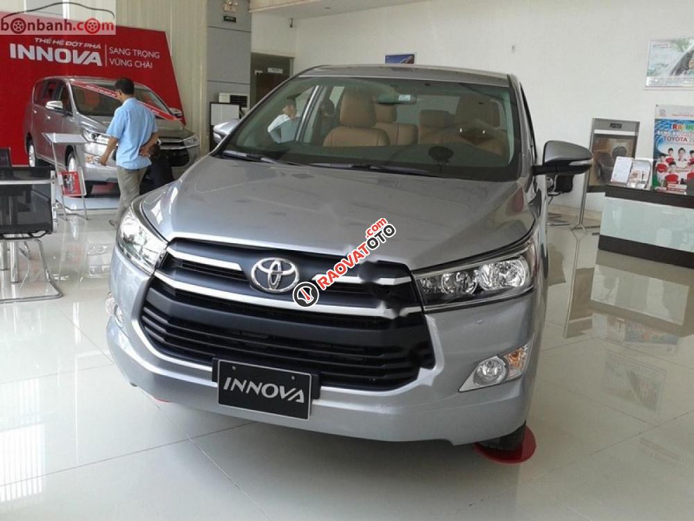 Cần bán xe Toyota Innova 2.0E năm 2019, màu bạc-2