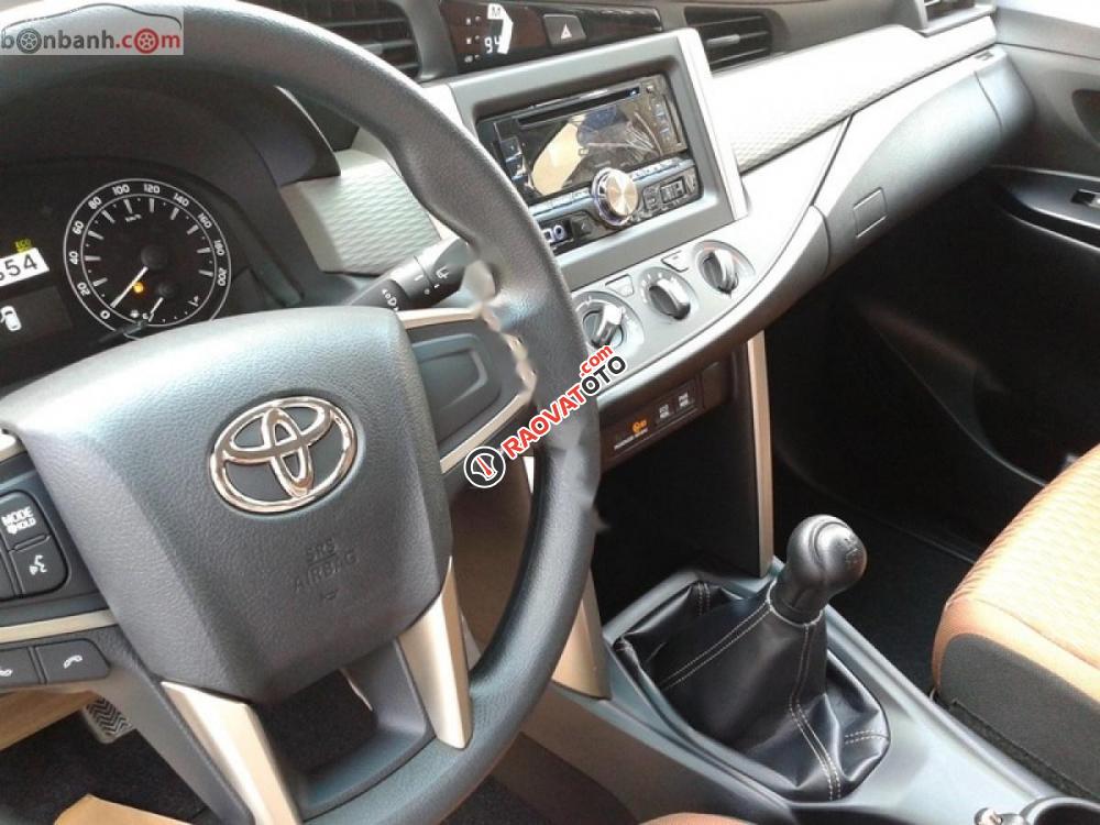 Cần bán xe Toyota Innova 2.0E năm 2019, màu bạc-1