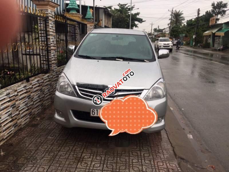 Bán lại xe Toyota Innova J sản xuất năm 2009, màu bạc xe gia đình-2