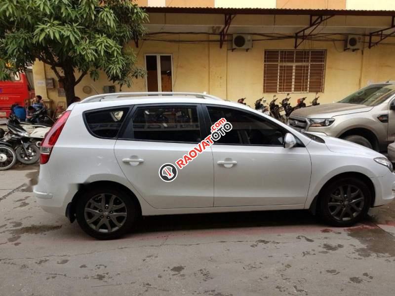 Bán Hyundai i30 CW đời 2011, màu trắng, xe đã lăn được hơn 7 vạn-4