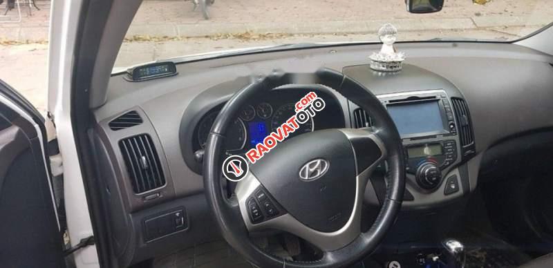 Bán Hyundai i30 CW đời 2011, màu trắng, xe đã lăn được hơn 7 vạn-1