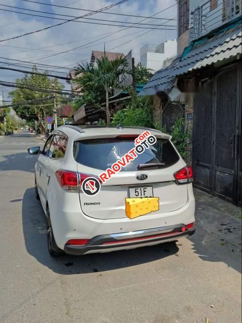 Cần bán lại xe Kia Rondo GATH đời 2016, màu trắng, xe đẹp từ trong ra ngoài-3