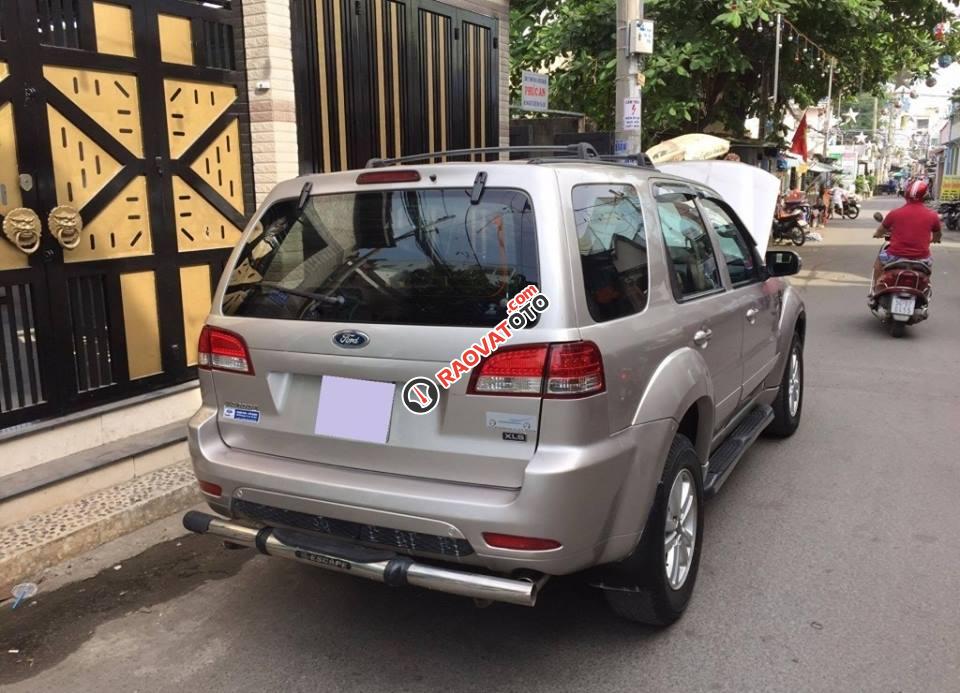 Gia đình cần bán Escape XLS 2010, số tự động, màu bạc-1