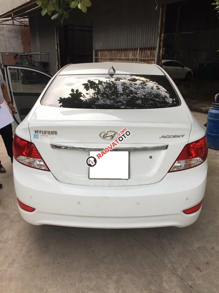 Cần bán xe Hyundai Accent 2013 số tự động màu trắng-2