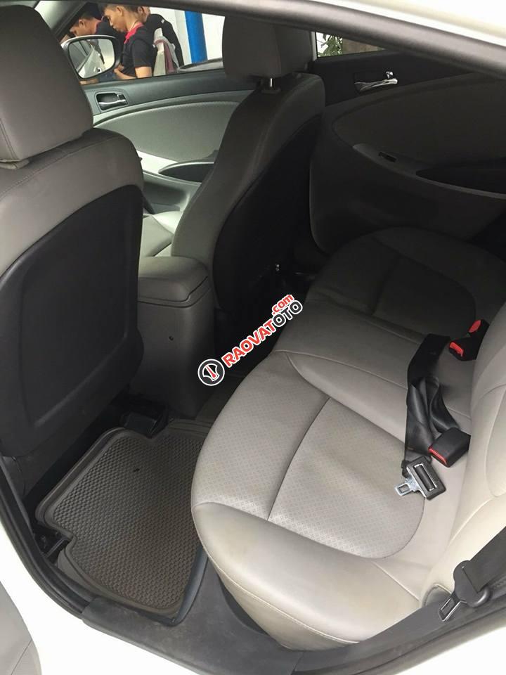 Cần bán xe Hyundai Accent 2013 số tự động màu trắng-4