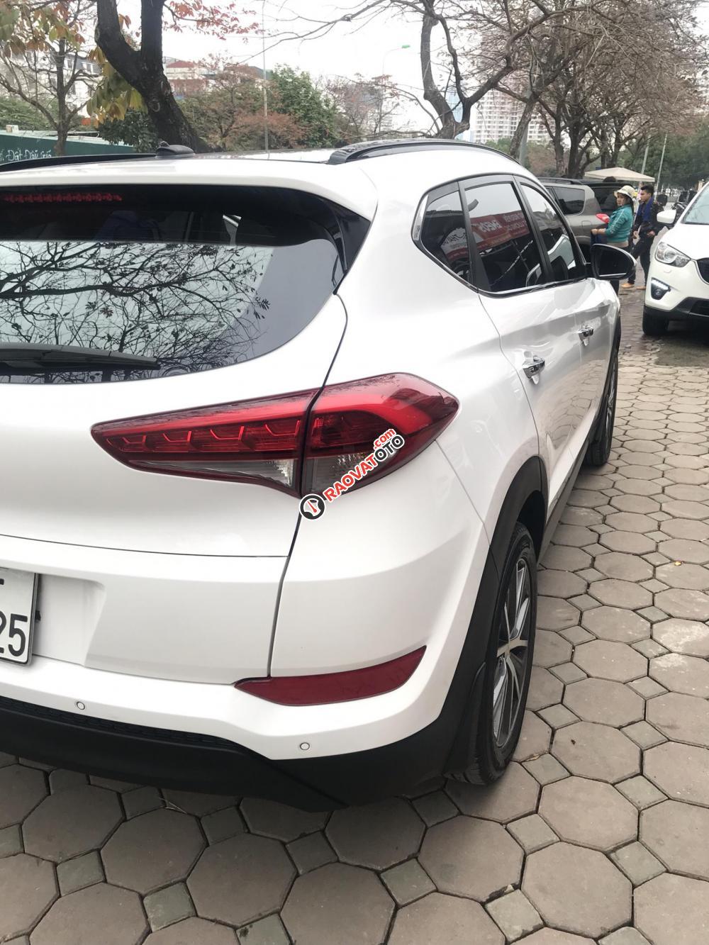 Bán ô tô Hyundai Tucson đời 2016 màu trắng, bản đặc biệt 2.0, nhập khẩu, biển HN-12