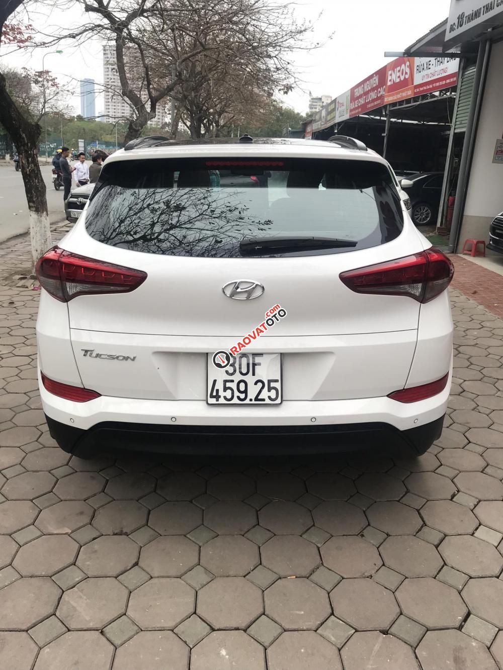 Bán ô tô Hyundai Tucson đời 2016 màu trắng, bản đặc biệt 2.0, nhập khẩu, biển HN-10