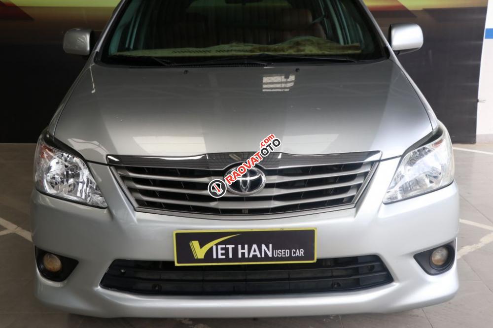 Cần bán Toyota Innova E 2.0MT đời 2013, màu bạc-1