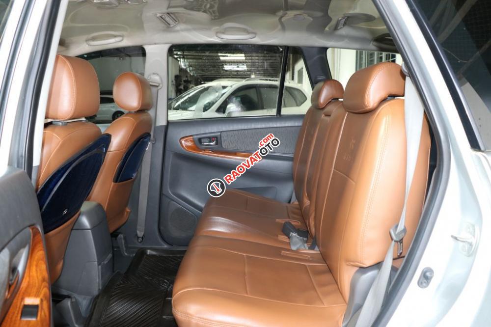 Cần bán Toyota Innova E 2.0MT đời 2013, màu bạc-7
