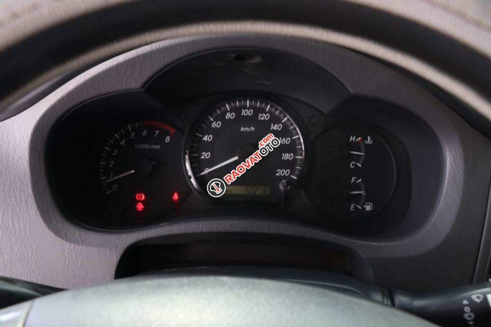 Cần bán Toyota Innova E 2.0MT đời 2013, màu bạc-8