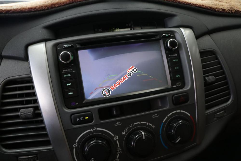 Cần bán Toyota Innova E 2.0MT đời 2013, màu bạc-12