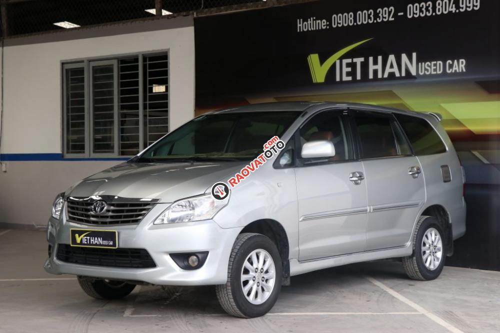 Cần bán Toyota Innova E 2.0MT đời 2013, màu bạc-0