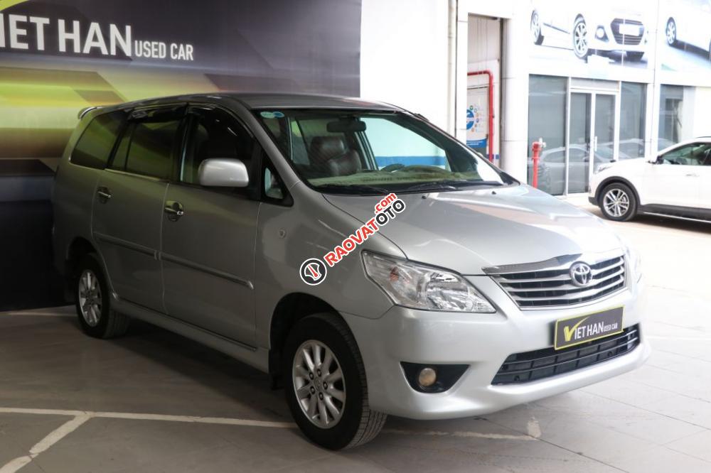 Cần bán Toyota Innova E 2.0MT đời 2013, màu bạc-2