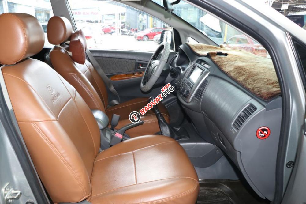 Cần bán Toyota Innova E 2.0MT đời 2013, màu bạc-5