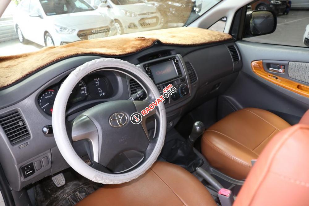 Cần bán Toyota Innova E 2.0MT đời 2013, màu bạc-6