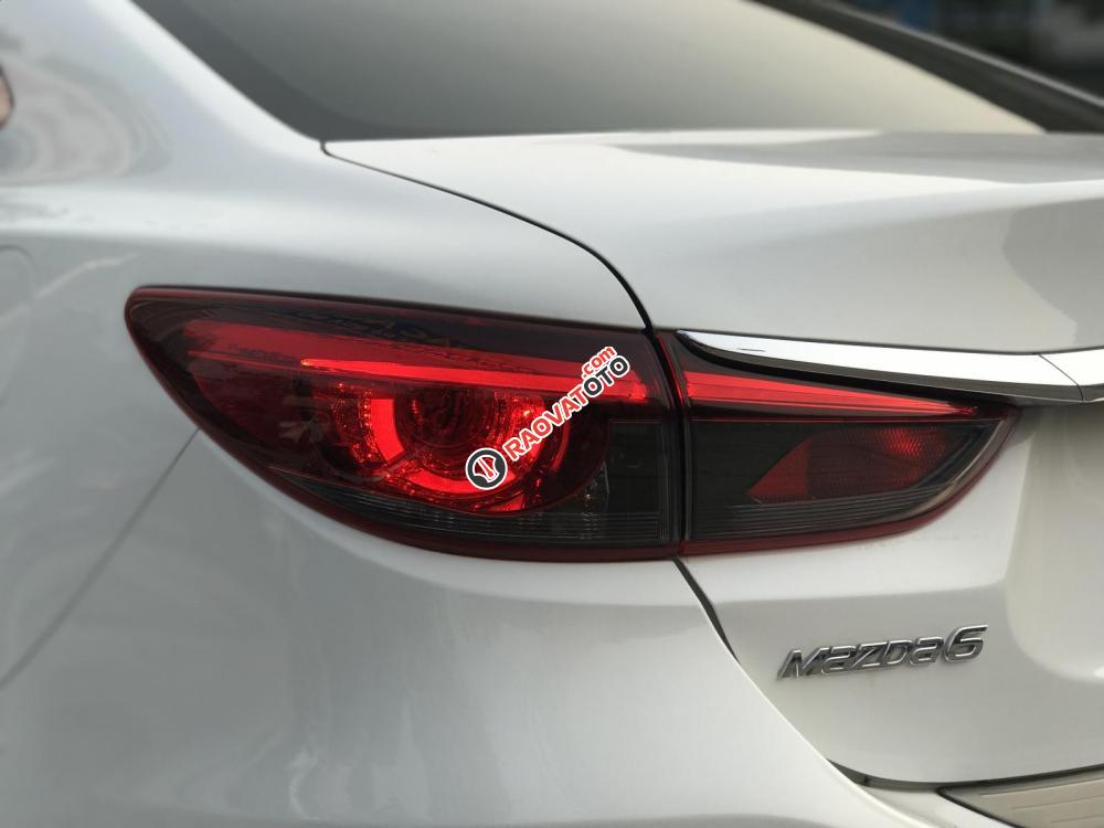 Cần bán xe Mazda 6 2.0 Premium đời 2017, màu trắng-7