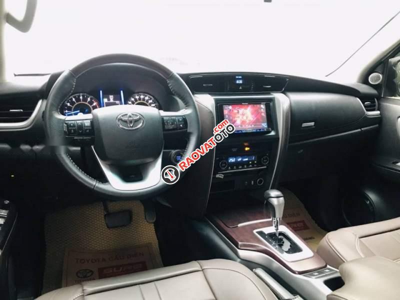 Bán Toyota Fortuner V 4x2AT sản xuất năm 2016, màu bạc, nhập khẩu chính chủ-1