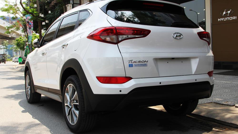 Cần bán Hyundai Tucson 2018, màu trắng-2