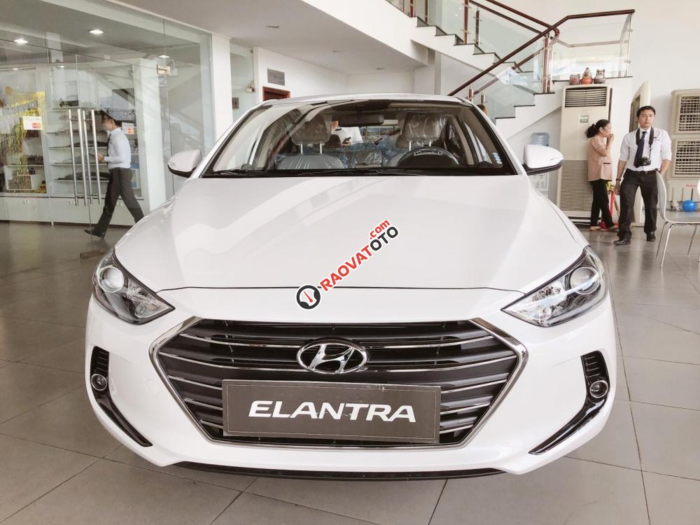 Hyundai Elantra 2019, xe có sẵn màu đỏ _ trắng, khuyến mãi lên đến 100 triệu - LH: 0919607676-4