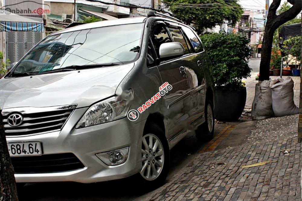 Xe Toyota Innova V sản xuất 2012, màu bạc số tự động-8