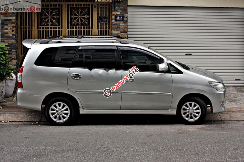 Xe Toyota Innova V sản xuất 2012, màu bạc số tự động-6