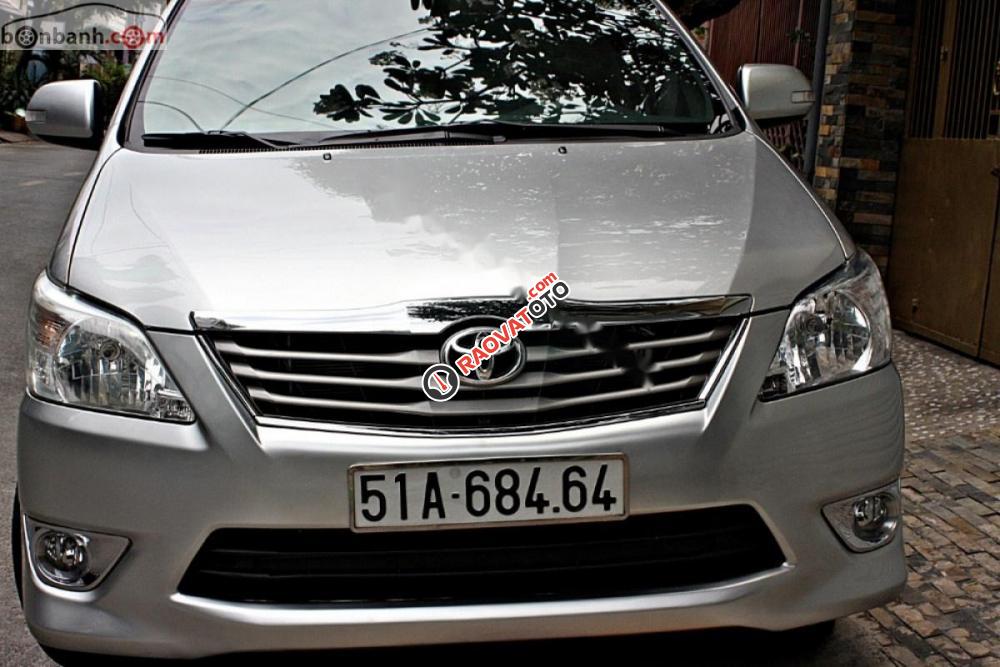 Xe Toyota Innova V sản xuất 2012, màu bạc số tự động-9