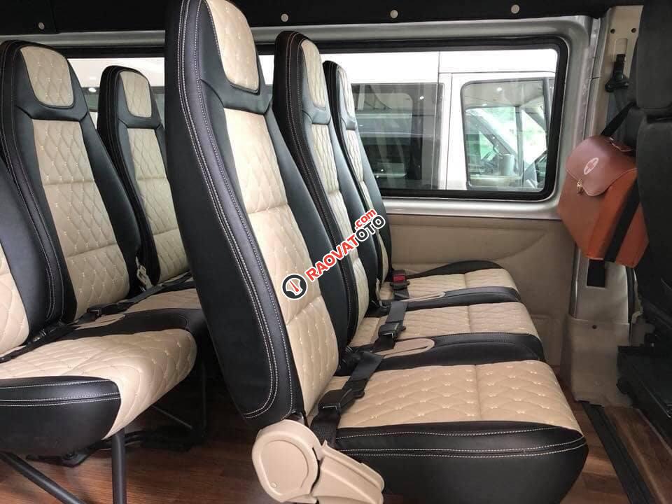 Ford Transit 2019 mới, màu bạc, giá nát để lấy doanh số-9