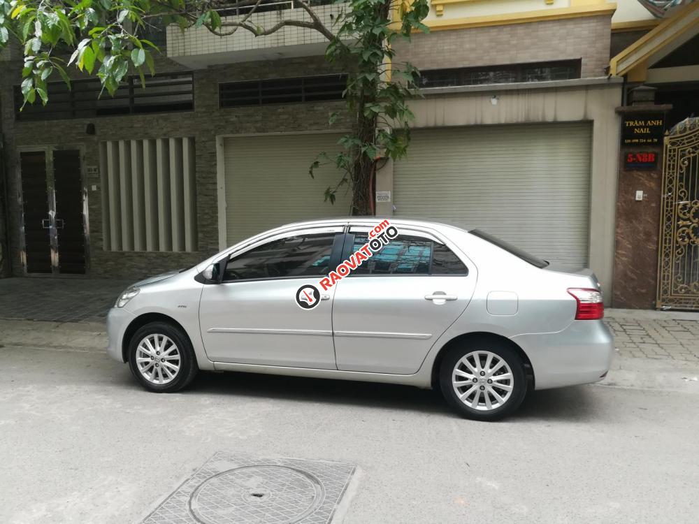 Cần bán xe Toyota Vios G 2011, màu bạc-0