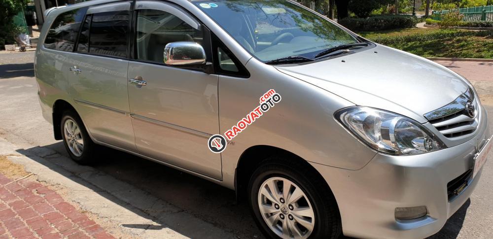 Bán Toyota Innova G 2.0 số sàn, đời T9/ 2009 màu bạc, 1 đời chủ sử dụng tuyệt đẹp-2