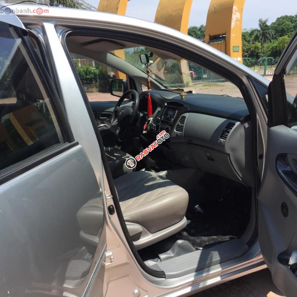 Bán ô tô Toyota Innova J đời 2009, màu bạc-2