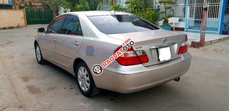 Cần bán Toyota Camry 3.0 sản xuất 2002, màu vàng giá cạnh tranh-2