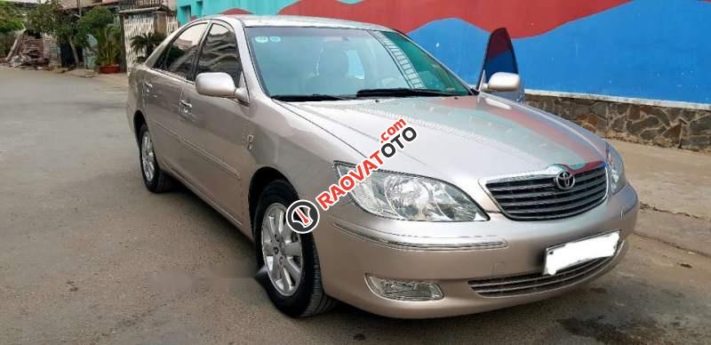 Cần bán Toyota Camry 3.0 sản xuất 2002, màu vàng giá cạnh tranh-1