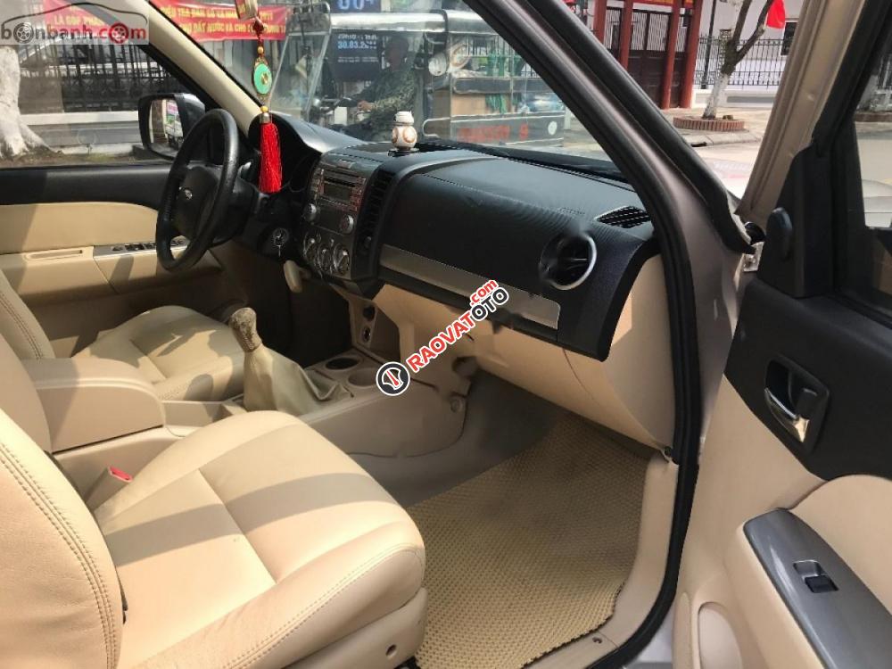 Gia đình tôi cần bán chiếc xe Ford Everet số sàn, máy dầu, sản xuất cuối năm 2013, màu vàng cát-2