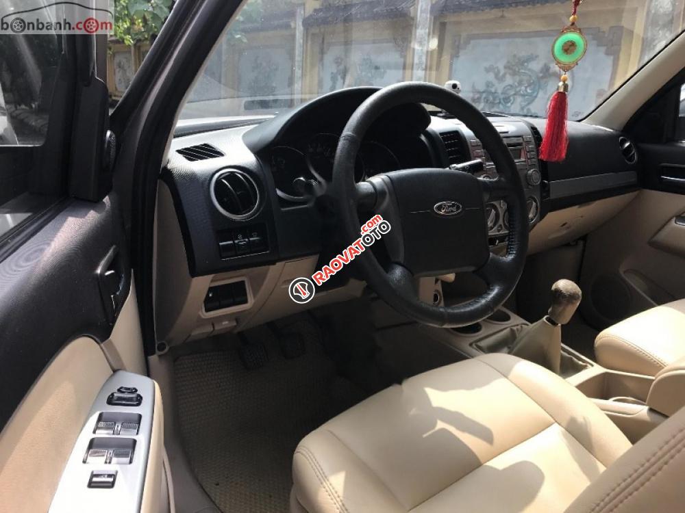 Gia đình tôi cần bán chiếc xe Ford Everet số sàn, máy dầu, sản xuất cuối năm 2013, màu vàng cát-4