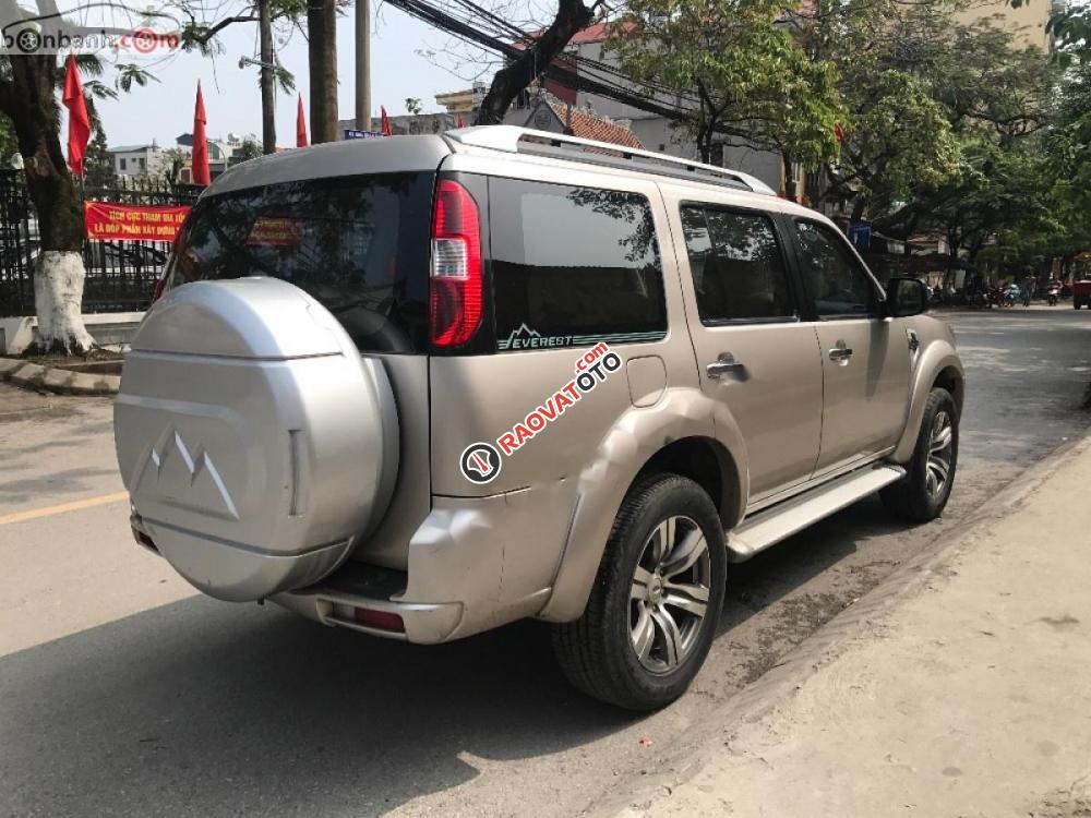 Gia đình tôi cần bán chiếc xe Ford Everet số sàn, máy dầu, sản xuất cuối năm 2013, màu vàng cát-6